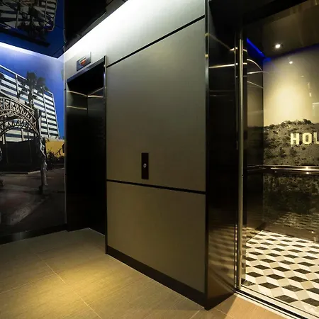 Hotel 81 Premier Hollywood-3